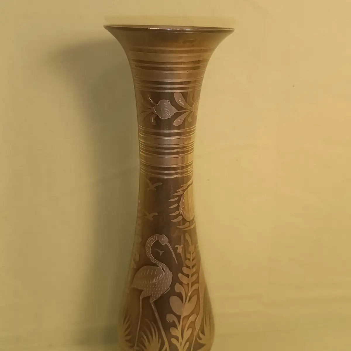 Vase en métal gravé
